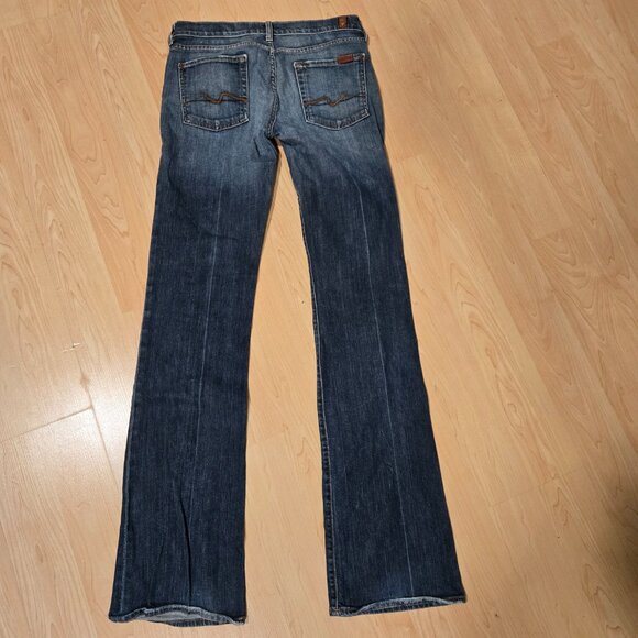 Wonderful decrative back pocked, medium washed flared jeans. - Picture 2 of 4
